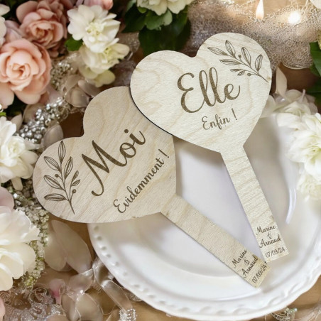 Jeu des mariés : pancartes personnalisées “Elle / Lui” en bois gravé