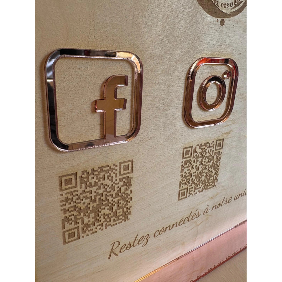 Gravure laser fine, icônes Facebook & Instagram en miroir rose doré, QR codes scannables
