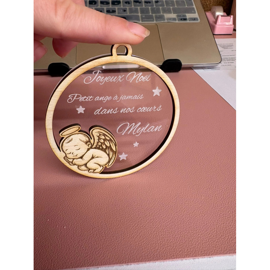 Gravée avec tendresse, la boule “Petit ange” devient un souvenir précieux et unique.