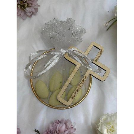 Contenant à dragées en organza avec croix personnalisée en bois – Baptême & Communion