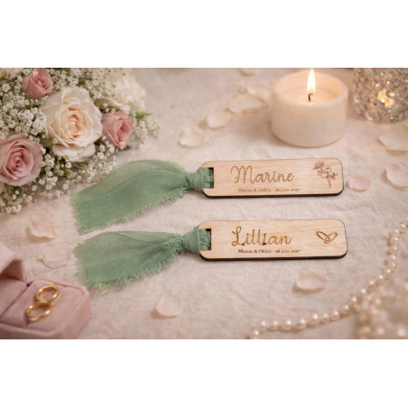 Marque-place personnalisé en bois avec prénom gravé et ruban tissu