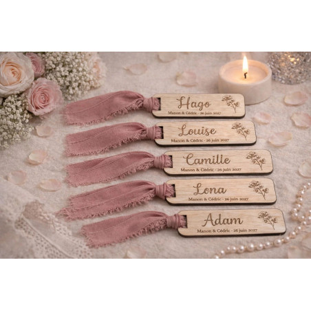 Marque-place personnalisé en bois avec prénom gravé et ruban tissu