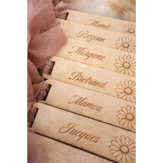 détail de la gravure personnalisée sur marque-place en bois avec prénom pour mariage bohème