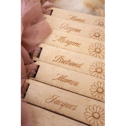 Marque-place mariage personnalisé en bois avec prénom et ruban