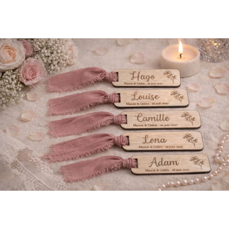 marque place mariage personnalisé en bois gravé avec prénom et ruban en tissu pour décoration de table