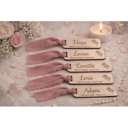 Marque-place mariage personnalisé en bois avec prénom et ruban
