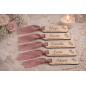 marque place mariage personnalisé en bois gravé avec prénom et ruban en tissu pour décoration de table