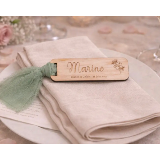 exemple de marque-place personnalisé avec ruban vert sauge pour mariage champêtre