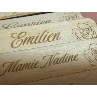 gros plan sur la gravure laser des prénoms sur marque-place en bois personnalisé