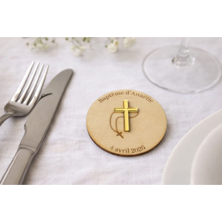 Magnet baptême personnalisé avec croix dorée, prénom et date de cérémonie.