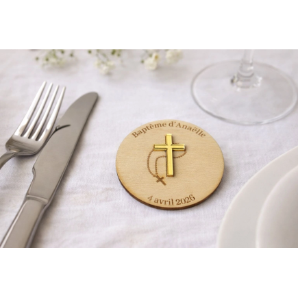 Magnet baptême personnalisé avec croix dorée, prénom et date de cérémonie.
