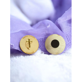Magnet religieux en bois avec croix dorée et aimant au dos.
